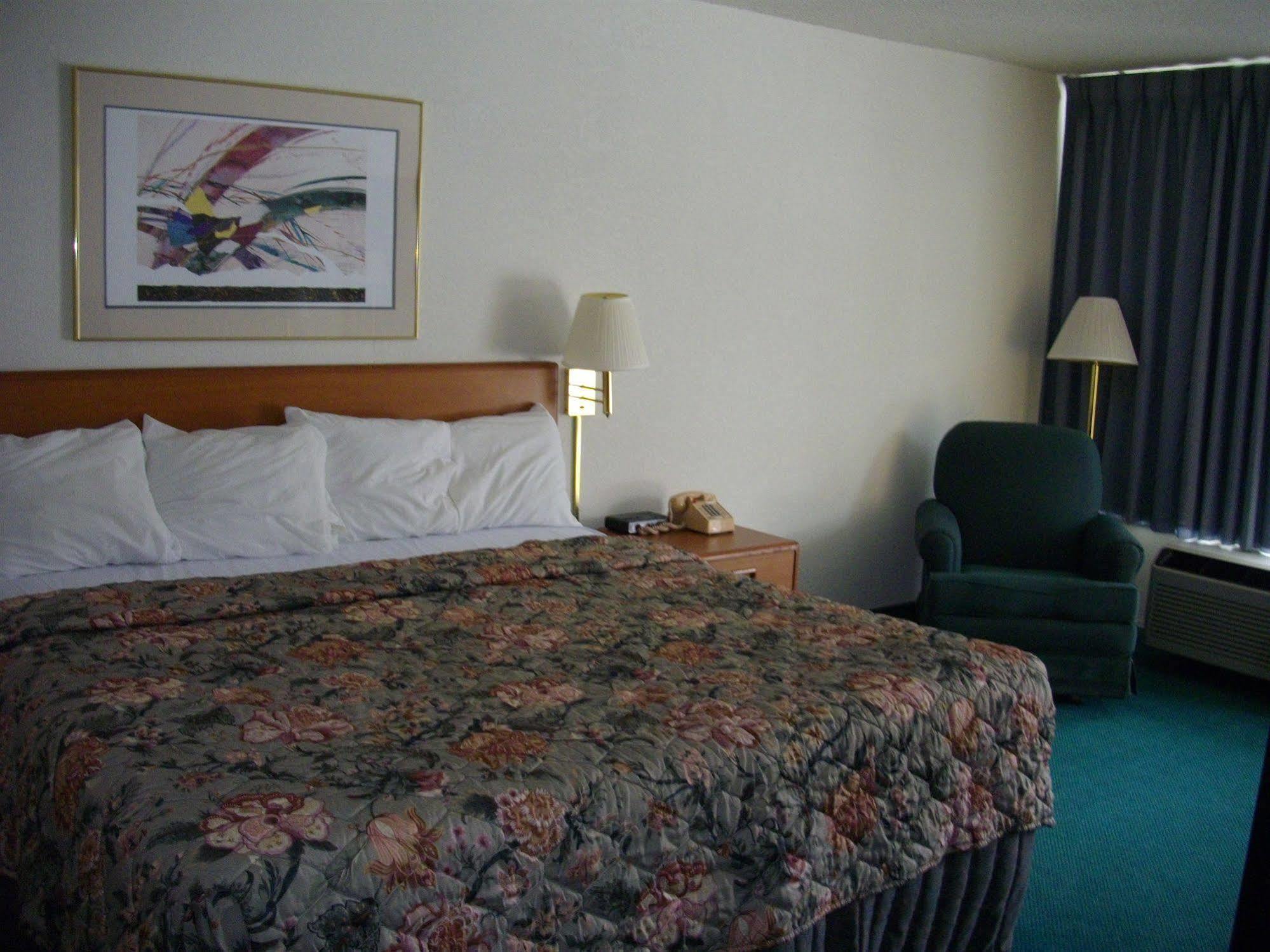 Macomb Inn ภายนอก รูปภาพ