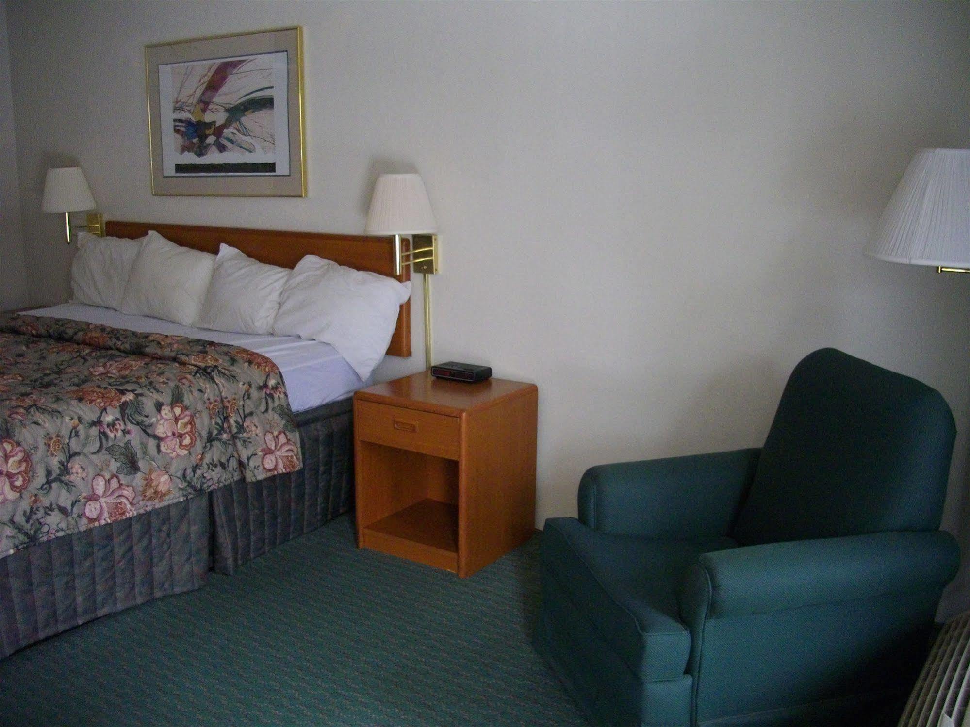 Macomb Inn ภายนอก รูปภาพ